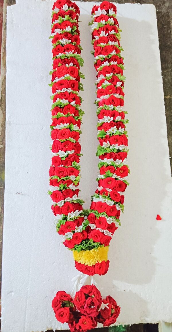 Merable Rose,Tuberose With Paneer Leaves Garland - 1.5ft