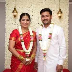 Nandhavanam Jasmine with Petals Dot Design & Green Gold Border - 1 Pair