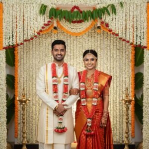 Orange Rose Petals With Nandhavanam Jasmine (2.5ft) - 1 Pair